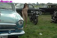 порно фотосессия Русская целка голая на авто выставке фото-30.йпг