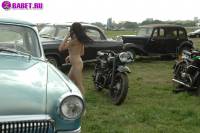 порно фотосессия Русская целка голая на авто выставке фото-31.йпг