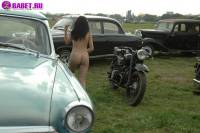 порно фотосессия Русская целка голая на авто выставке фото-32.йпг