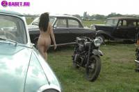 порно фотосессия Русская целка голая на авто выставке фото-33.йпг