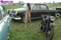 порно фотосессия Русская целка голая на авто выставке фото-37.йпг