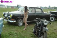 порно фотосессия Русская целка голая на авто выставке фото-38.йпг