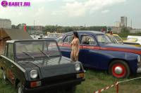 порно фотосессия Русская целка голая на авто выставке фото-3.йпг