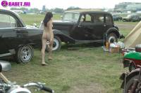 порно фотосессия Русская целка голая на авто выставке фото-45.йпг