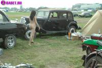 порно фотосессия Русская целка голая на авто выставке фото-46.йпг