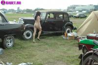 порно фотосессия Русская целка голая на авто выставке фото-47.йпг