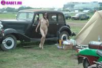порно фотосессия Русская целка голая на авто выставке фото-50.йпг