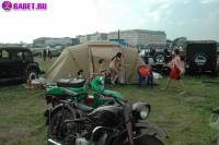 порно фотосессия Русская целка голая на авто выставке фото-54.йпг