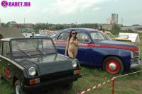 порно фотосессия Русская целка голая на авто выставке фото-8.йпг