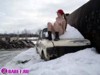 порно фотосессия Русская целка трётся возле москвича фото-17.йпг