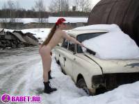 порно фотосессия Русская целка трётся возле москвича фото-2.йпг