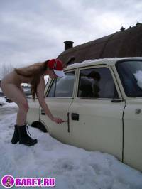 порно фотосессия Русская целка трётся возле москвича фото-32.йпг