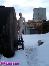 порно фотосессия Русская целка трётся возле москвича фото-45.йпг