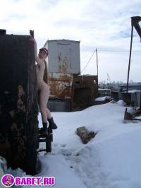 порно фотосессия Русская целка трётся возле москвича фото-47.йпг