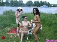порно фотосессия Три голые брюнетки на москве реке фото-130.йпг