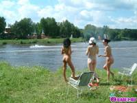 порно фотосессия Три голые брюнетки на москве реке фото-20.йпг