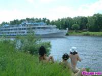 порно фотосессия Три голые брюнетки на москве реке фото-38.йпг
