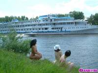 порно фотосессия Три голые брюнетки на москве реке фото-46.йпг