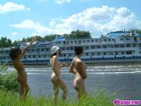 порно фотосессия Три голые брюнетки на москве реке фото-51.йпг