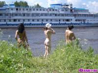 порно фотосессия Три голые брюнетки на москве реке фото-54.йпг