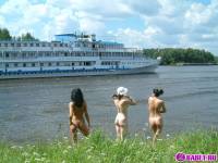 порно фотосессия Три голые брюнетки на москве реке фото-55.йпг