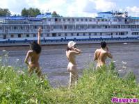 порно фотосессия Три голые брюнетки на москве реке фото-56.йпг