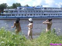 порно фотосессия Три голые брюнетки на москве реке фото-58.йпг