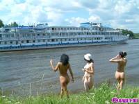 порно фотосессия Три голые брюнетки на москве реке фото-60.йпг