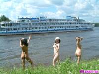 порно фотосессия Три голые брюнетки на москве реке фото-61.йпг
