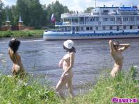 порно фотосессия Три голые брюнетки на москве реке фото-62.йпг