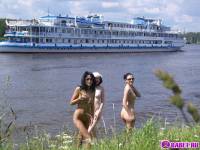порно фотосессия Три голые брюнетки на москве реке фото-63.йпг