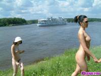 порно фотосессия Три голые брюнетки на москве реке фото-72.йпг