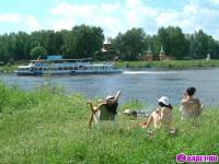 порно фотосессия Три голые брюнетки на москве реке фото-7.йпг