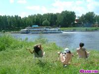 порно фотосессия Три голые брюнетки на москве реке фото-8.йпг