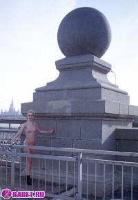 порно фотосессия Голая блондинка хочет покорить москву фото-34.йпг