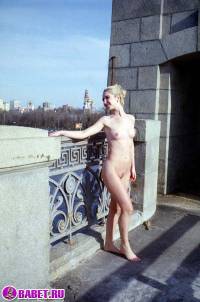порно фотосессия Голая блондинка хочет покорить москву фото-57.йпг