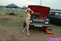 порно фотосессия Голая снегурочка тусит на авто рынке фото-22.йпг