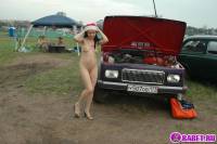 порно фотосессия Голая снегурочка тусит на авто рынке фото-23.йпг