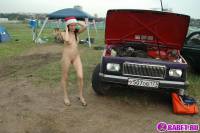 порно фотосессия Голая снегурочка тусит на авто рынке фото-24.йпг