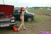 порно фотосессия Голая снегурочка тусит на авто рынке фото-34.йпг