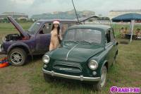 порно фотосессия Голая снегурочка тусит на авто рынке фото-51.йпг