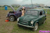 порно фотосессия Голая снегурочка тусит на авто рынке фото-52.йпг