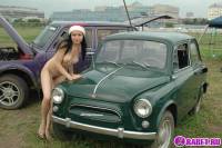 порно фотосессия Голая снегурочка тусит на авто рынке фото-61.йпг