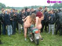 порно фотосессия Голые тёлочки на мотоцикле фото-10.йпг