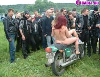 порно фотосессия Голые тёлочки на мотоцикле фото-12.йпг