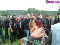 порно фотосессия Голые тёлочки на мотоцикле фото-13.йпг