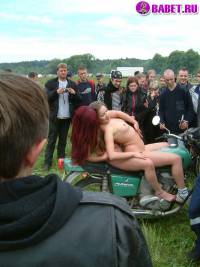 порно фотосессия Голые тёлочки на мотоцикле фото-22.йпг