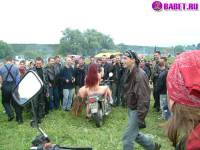 порно фотосессия Голые тёлочки на мотоцикле фото-23.йпг