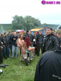 порно фотосессия Голые тёлочки на мотоцикле фото-34.йпг