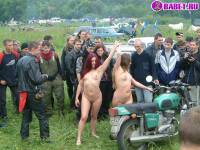 порно фотосессия Голые тёлочки на мотоцикле фото-41.йпг